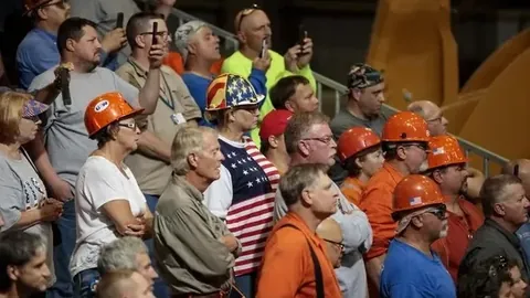 月圆花好夜，灯火璀璨欢声扬