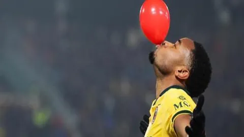 爱德华兹期待圣诞大战：欢笑盛宴，央视网独家直播备受瞩目